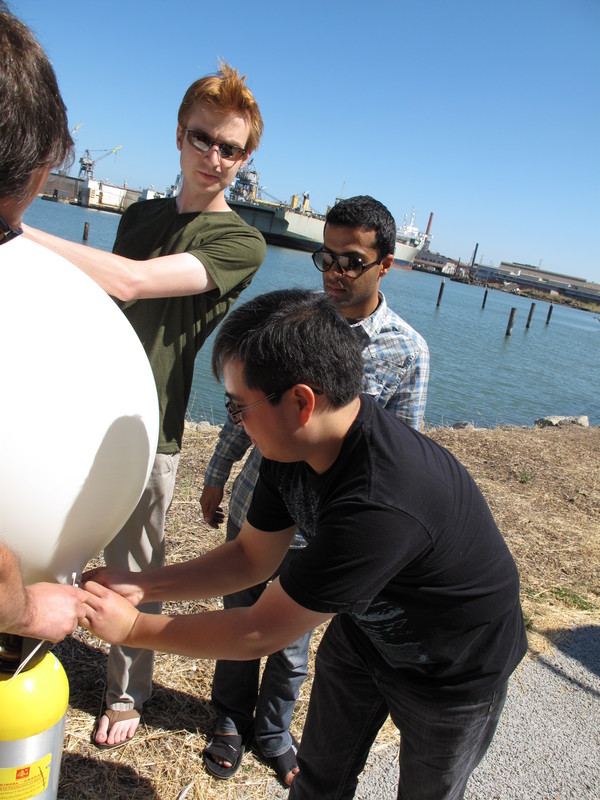 The balloon slowly inflates. I had to hold the balloon neck tightly, and also bend the nozzle, which was very hand-cramping.